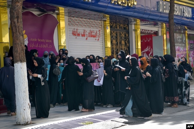 Donne afgane protestano in difesa dei loro diritti presso l'ex salone di bellezza nel quartiere Shahr-i-Nau di Kabul.  19 luglio 2023