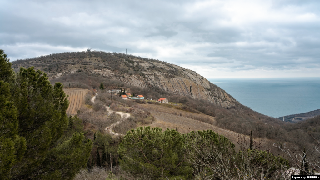 Приморська гора Кастель поблизу Алушти