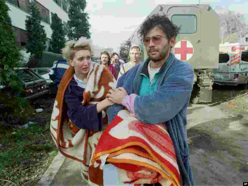 Croatia -- Unidentified patients comfort each other during fall of a hospital in the town of Vukovar, 21Nov1991 - Pacijenti nakon što je uništena bolnica u Vukovaru, 21. novembar 1991.