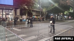 Policia brenda zonës së rrethuar të rrugës pranë Komisionit Republikan Zgjedhor dhe Presidencës së Serbisë.