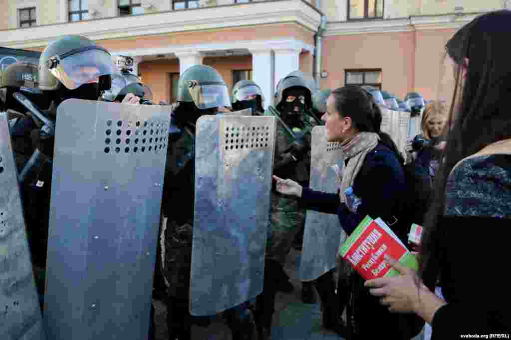 Некаторыя дэманстранты спрабавалі размаўляць зь сілавікамі, апэлюючы да Канстытуцыі