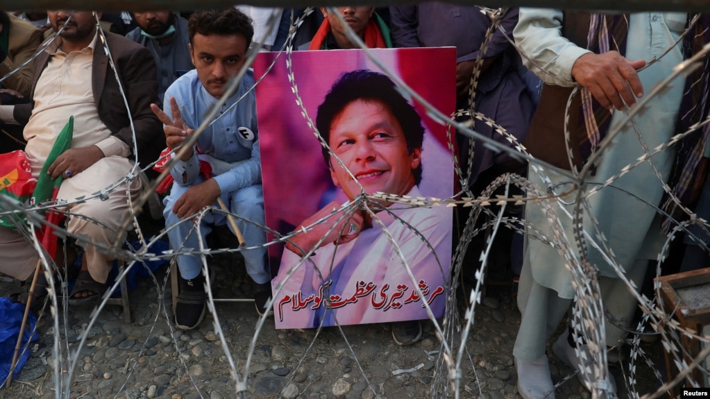  Supporters of jailed former Pakistani Prime Minister Imran Khan attend a rally in Swabi (file photo)