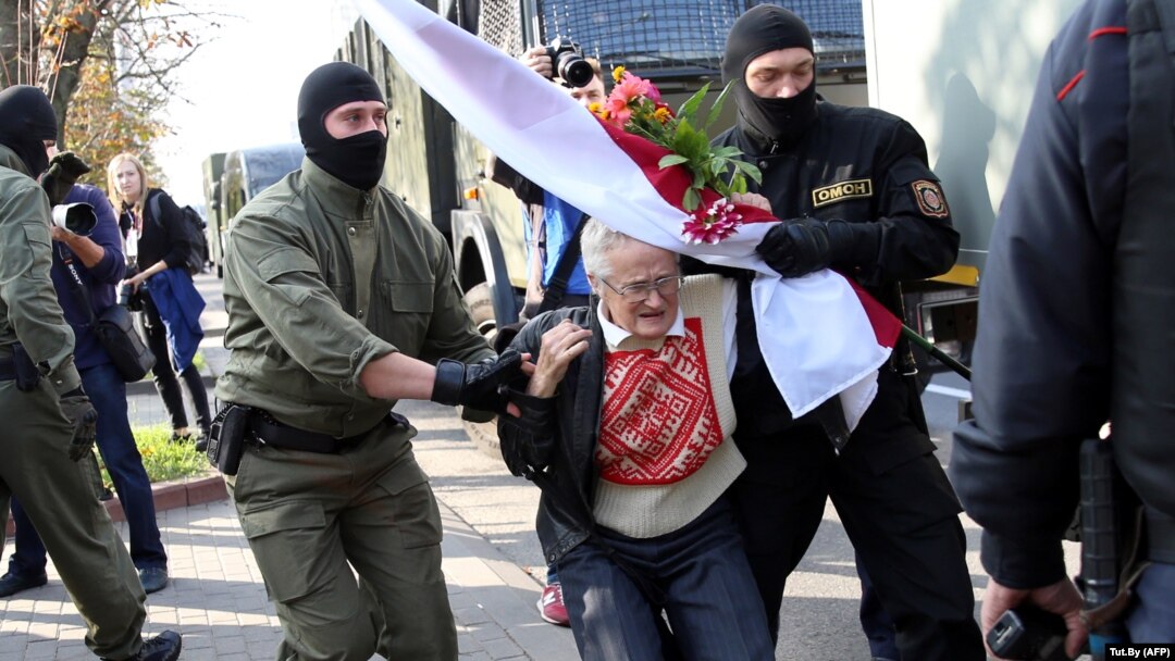 Forțele de ordine o arestează pe activista Nina Bahinskaya, în vârstă de 73 de ani, la un protest față de fraudarea alegerilor prezidențiale. 19 septembrie 2020, Minsk.