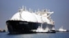 Mayeləşdirilmiş qaz (LNG) tankeri Tokio yaxınlığında, arxiv fotosu 