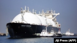 Cseppfolyósított gázt szállító tanker érkezik egy japán kikötőbe 2009. április 6-án