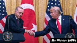 Presidenti i SHBA-së, Donald Trump dhe ai i Turqisë, Recep Tayyip Erdogan gjatë një takimi më 2 janar 2020. 