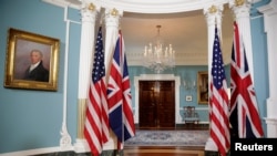 Flamujt amerikanë dhe ata britanikë.