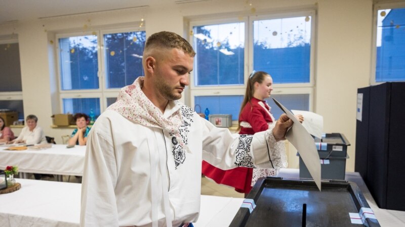 Çekët votojnë në ditën e dytë të zgjedhjeve që pritet t’i fitojë Babishi