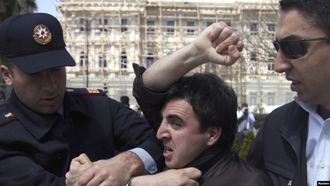 Polis müxalifət fəalını saxlayır, 26 aprel 2010