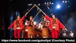 На ансамбль «Гуцулія» напала група молодих людей на заправній станції у місті Шептицький (колишній Червоноград) Львівської області