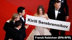 Виконавиця головної жіночої ролі у фільмі «Літо» Ірина Старшенбаум тримає плакат із прізвищем режисера, Канни, 9 травня 2018 року