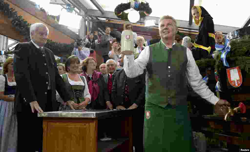 &quot;Slavina je u bačvi! Neka bude mirni Oktoberfest&quot;, uzviknuo je minhenski gradonačelnik&nbsp;Dieter Reiter&nbsp;nakon zabijanja metalne slavine u pivsku bačvu što je tradicionalni čin kojim se otvara Oktoberfest. 