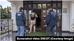  Anchetă a procurorilor DIICOT cu Departamentul de Securitate al SUA. Percheziții la domiciliile a 19 membri ai unei grup infracțional care trimitea oamenii la cerșit și furat în SUA.