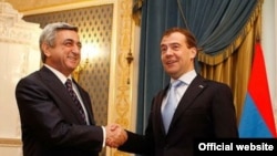 Серж Саргсян (слева) и президент России Дмитрий Медведев, 25 февраля 2011