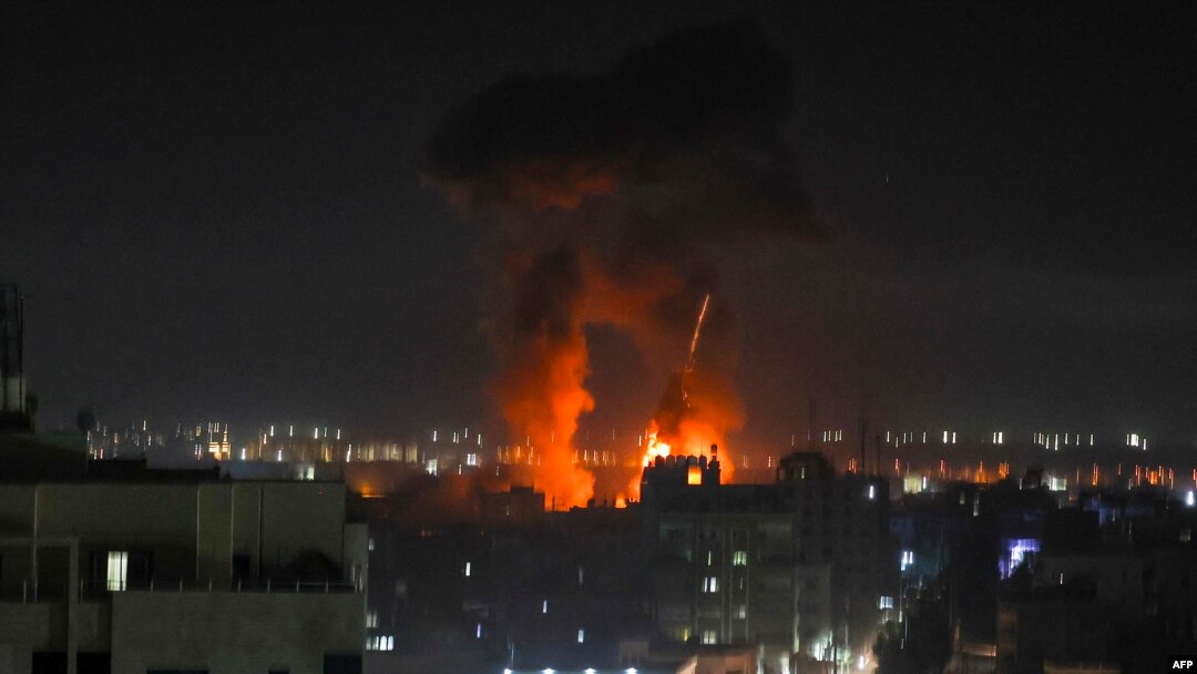Exploziile din Gaza, în timpul primei nopți de bombardament.