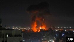 Exploziile din Gaza, în timpul primei nopți de bombardament.