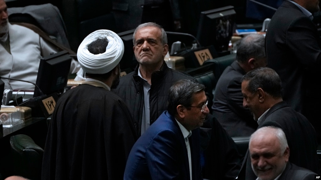 مسعود پزشکیان، رئیس‌جمهوری اسلامی ایران، در یکی از جلسات مجلس شورای اسلامی