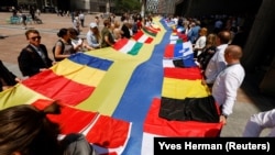 Evropski i ukrajinski poslanici razvili zastavu ispred zgrade Evropskog parlamenta u Briselu