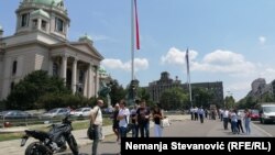 Protest advokata pred Skupštinom Srbije zbog predloga za autentično tumačenje tri zakona na osnovu kojih je desetine hiljada građana tužilo banke zbog taksi za obradu kredita, Beograd (5. jul 2021.)