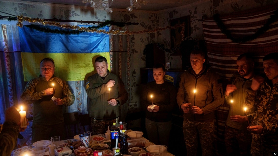 Різдвяна вечеря на Покровському напрямку. Українські бійці 117-ї окремої важкої механізованої бригади, 24 грудня 2024 року. У Покровську творив композитор Леонтович