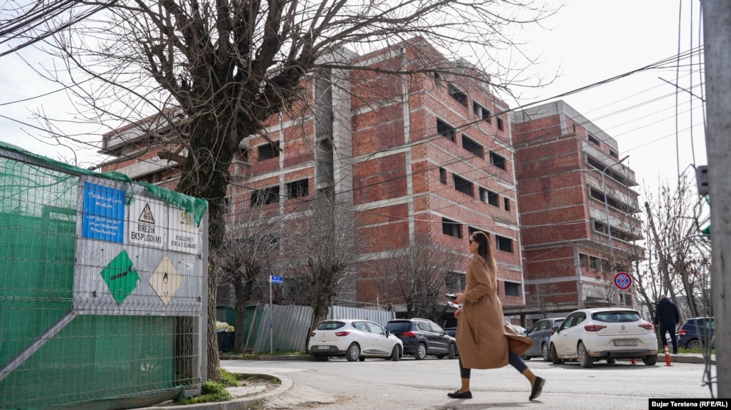 Atëbotë, Ministria e Shëndetësisë pati thënë se objekti do t’i kishte pesë kate, sipërfaqe prej 17.500 metrave katrorë, shërbime të integruara emergjente, dhoma të mjaftueshme të intervenimeve dhe triazhimit – vlerësimit se çfarë urgjente mjekësore ka pacienti - mbi 200 shtretër dhe pajisje të reja, me qëllim të ofrimit të shërbimeve më cilësore shëndetësore.