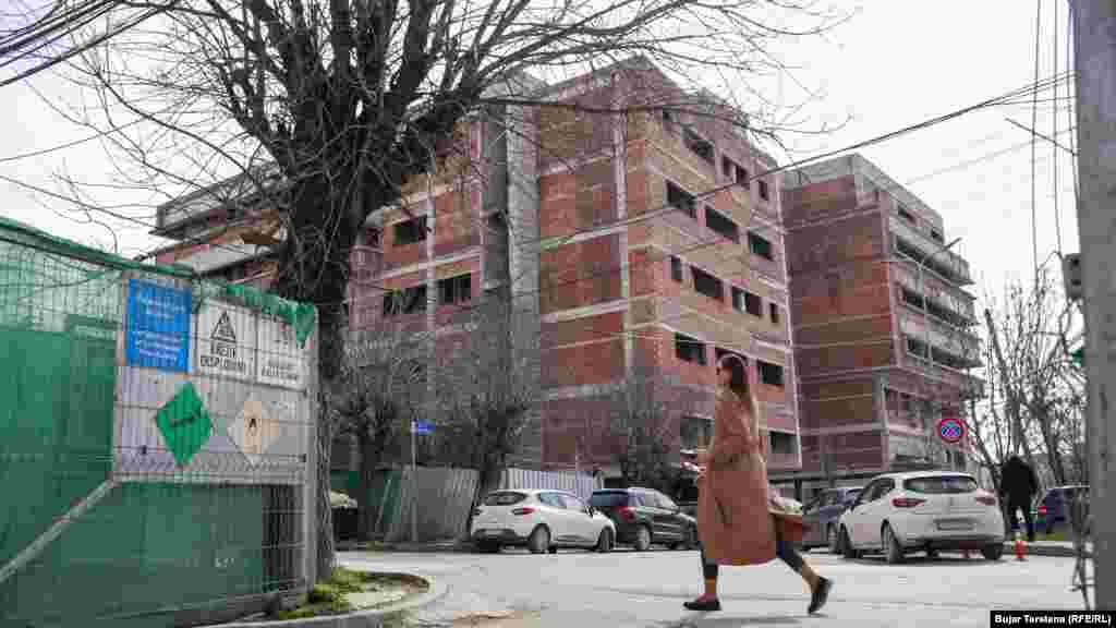 Atëbotë, Ministria e Shëndetësisë pati thënë se objekti do t’i kishte pesë kate, sipërfaqe prej 17.500 metrave katrorë, shërbime të integruara emergjente, dhoma të mjaftueshme të intervenimeve dhe triazhimit – vlerësimit se çfarë urgjente mjekësore ka pacienti - mbi 200 shtretër dhe pajisje të reja, me qëllim të ofrimit të shërbimeve më cilësore shëndetësore.