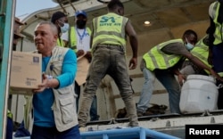 OMS trimite echipamente medicale în Republica Democratică Congo pentru a ține sub control epidemia de Ebola, aeroportul din Bunia, 19 mai 2026