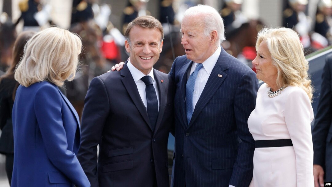 Cuplurile Macron și Biden la Paris, pe 8 iunie 2024. Se vor revedea la reuniunea G7 din aceste zile, inclusiv pentru Ucraina. Ambii sunt de această dată în campanie electorală. Liderul francez a declanșat anticipate din cauza rezultatelor de la europarlamentare. 