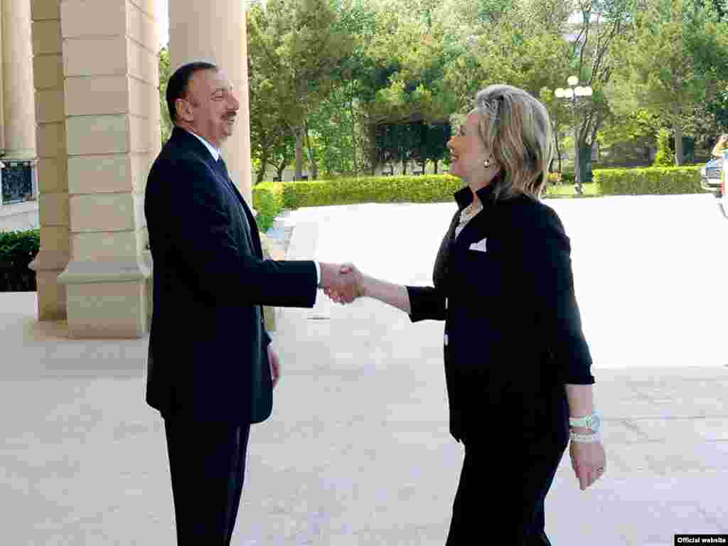 4 iyul - ABŞ Dövlət Katibi Hillari Klinton Azərbaycana səfərə gəldi.