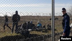 Policiji dozvoljeno da vraća nazad migrante i izbeglice uhvaćene na 8km od izgrađene ograde