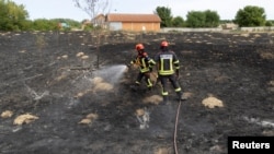Rumunski vatrogasci pokušavaju spriječiti ponovno rasplamsavanje požara u prirodnom rezervatu Deliblatske peščare 23. avgust