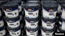 Банки с краской Dulux производства AkzoNobel