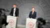 Prim-ministra daneză Mette Frederiksen (dreapta) și ministrul danez al apărării Troels Lund Poulsen la conferința de presă privind cooperarea militară cu SUA, 19 decembrie 2023, Copenhaga (Thomas Traasdahl / Ritzau Scanpix / AFP)