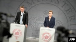 Prim-ministra daneză Mette Frederiksen (dreapta) și ministrul danez al apărării Troels Lund Poulsen la conferința de presă privind cooperarea militară cu SUA, 19 decembrie 2023, Copenhaga (Thomas Traasdahl / Ritzau Scanpix / AFP)