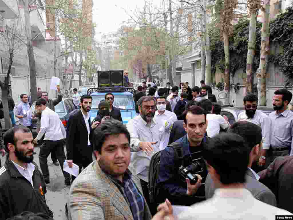 Iran -- Supporters of government in front of the building where live Mehdi Karubi former parliament speaker and head of reformist Etemad Melli party, Tehran, 14Mar2010 - Iran -- Supporters of government in front of the building where live Mehdi Karubi former parliament speaker and head of reformist Etemad Melli party, Tehran, 14Mar2010