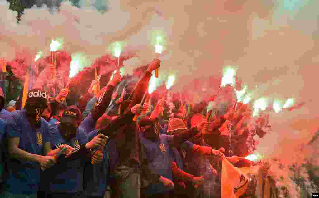 Members of the volunteer Azov Battalion and supporters from various right-wing movements burn flares during a rally in front of parliament in Kyiv, Ukraine, on May 20. (epa/Serhiy Dolzhenko)