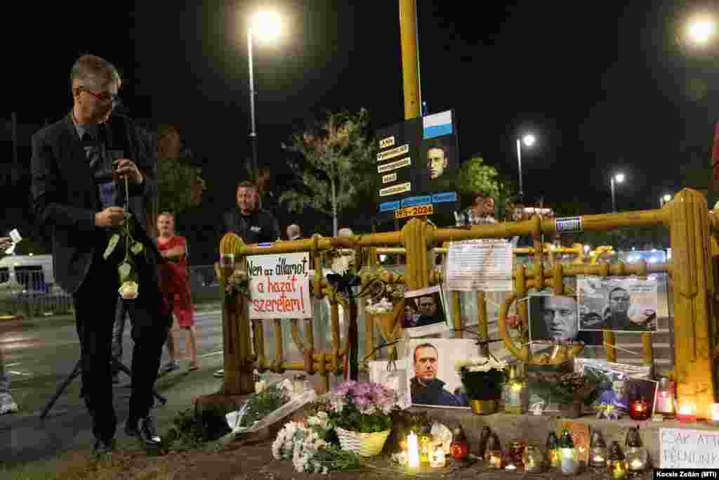 Budapesten Baranyi Krisztina az MKKP frakció tagjaként arra nyújtott be javaslatot, hogy a kisföldalatti Bajza utcai megállóját nevezzék át „Bajza utca - Navalnij emlékmű”-re. „A megálló átnevezése szimbolikus, de nagyon is világos kiállás lenne a szabadság, az emlékezés és az emberi jogok mellett” – indokolta Ferencváros polgármestere a javaslatát a közösségi oldalán, de a főváros közlekedési bizottsága nem támogatta a metrómegálló névváltoztatását.A képen Hadházy Ákos független országgyűlési képviselő helyez virágot az orosz nagykövetség közelében, a kisföldalatti Bajza utcájánál, Alekszej Navalnij orosz ellenzéki vezető emlékhelyénél 2025. szeptember 23-án.