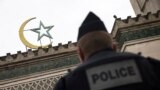 Francuska, Pariz, policija ispred Velike džamije u osiguranju nakon napada na magazin Charlie Hebdo januar 2015