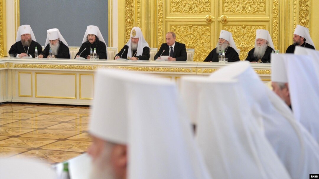 Путин православ чиркәү әһелләре белән очраша (архив фотосы)