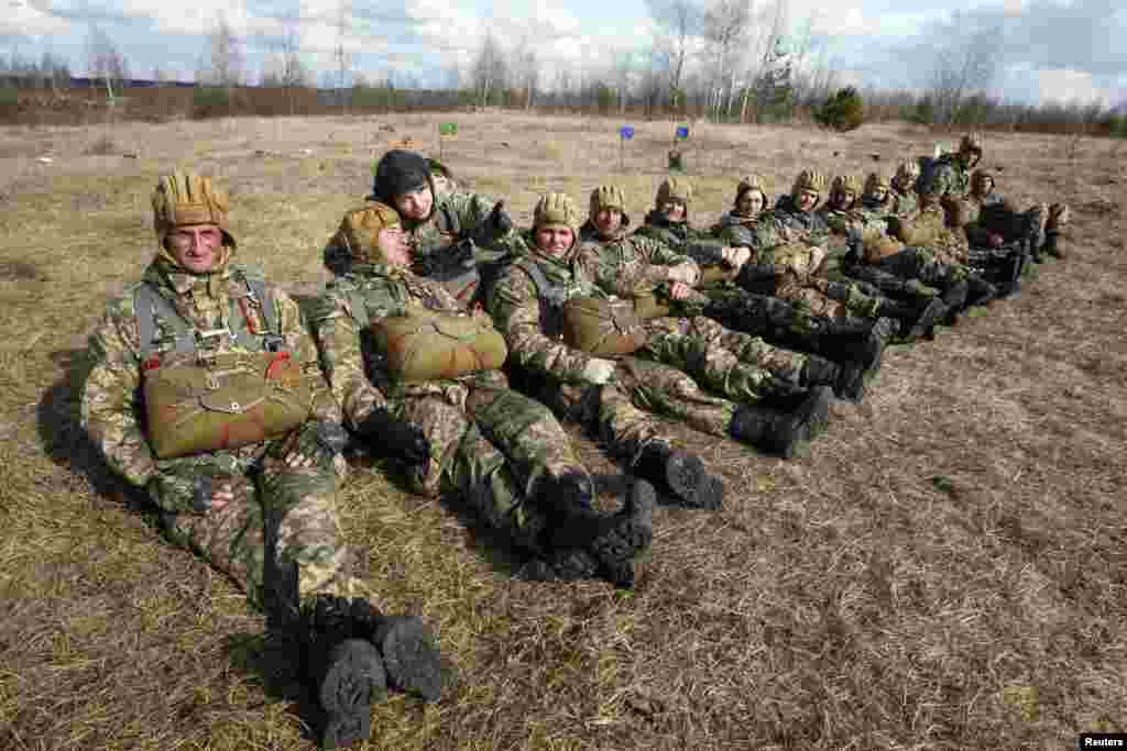 Нещодавно мобілізовані українські десантники чекають на посадку до гелікоптера для виконання тренувальних стрибків з парашутом, Житомирська область, 6 березня 2015 року