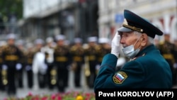 Ветеран ждет начала парада, Владивосток, 24 июня 2020 г.