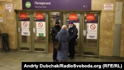 У Києві триває жорсткий карантин, до громадського транспорту пускають лише за перепустками