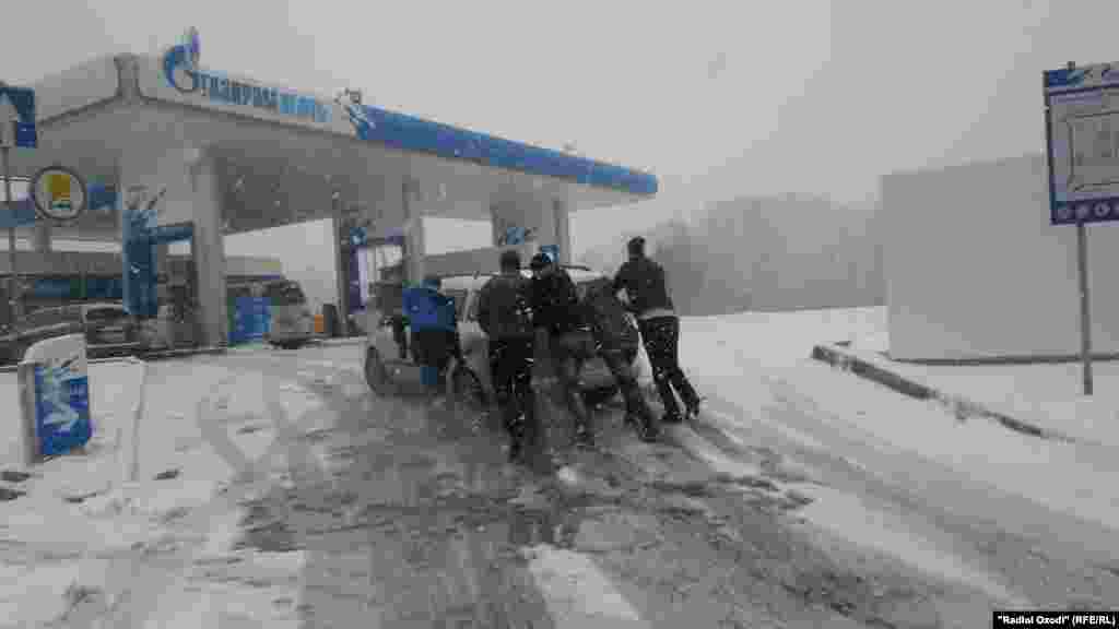 A car needs a push to get up a small hill for a refill in Tajikistan&#39;s capital, Dushanbe.