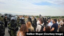 Policijski kordon sprečava demonstrante da pređu Klisanski most, 28. septembar 2025.
