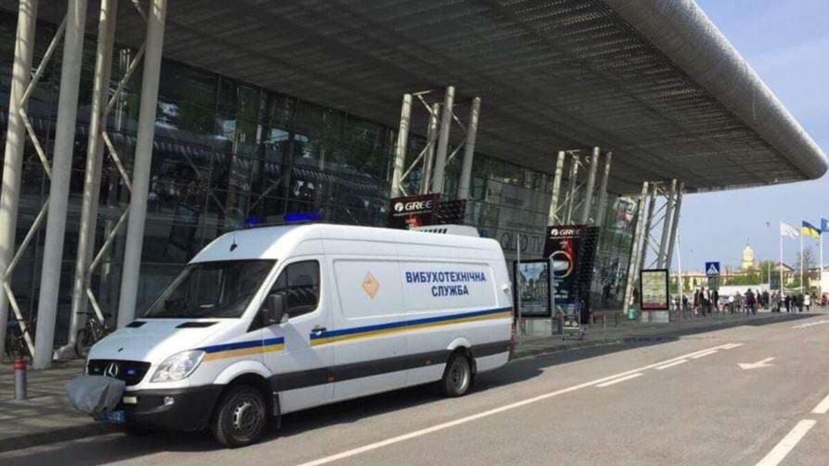 Поліцейські перевіряють повідомлення про замінування аеропорту у Львові