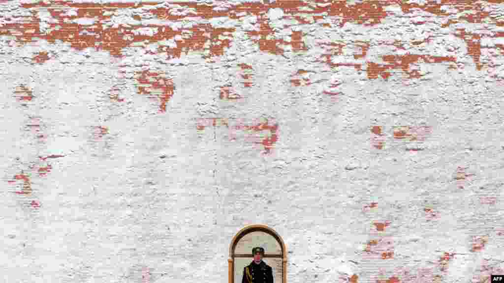 A presidential regiment soldier guards the Tomb of the Unknown Soldier just outside the snow-clad Kremlin wall in Moscow. (Photo by Kirill Kudryavtsev for AFP)