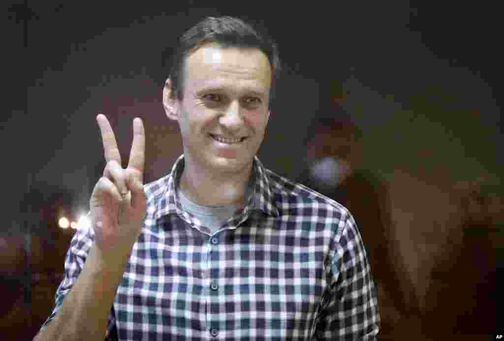 РУСИЈА - Рускиот опозициски лидер Алексеј Навални, кој е во затвор и ја доби наградата Сахаров за 2021 година, изјави дека е почестен и оти признанието им го посветува на сите борци против корупцијата.