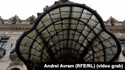 Marchiza palatului, pe vremuri impunătoare, așteaptă astăzi să fie refăcută.