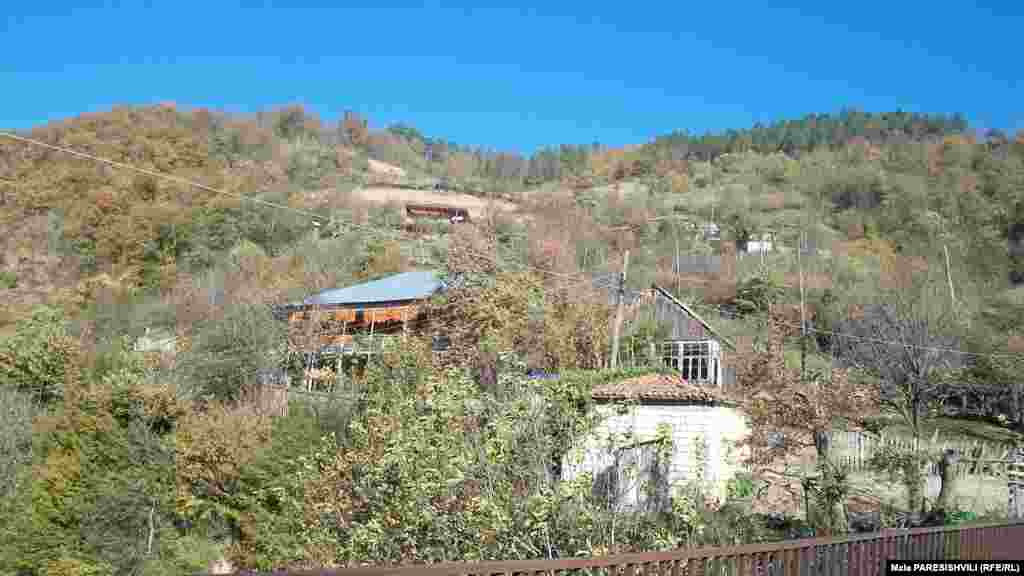 Домики на склонах деревни Хуневи