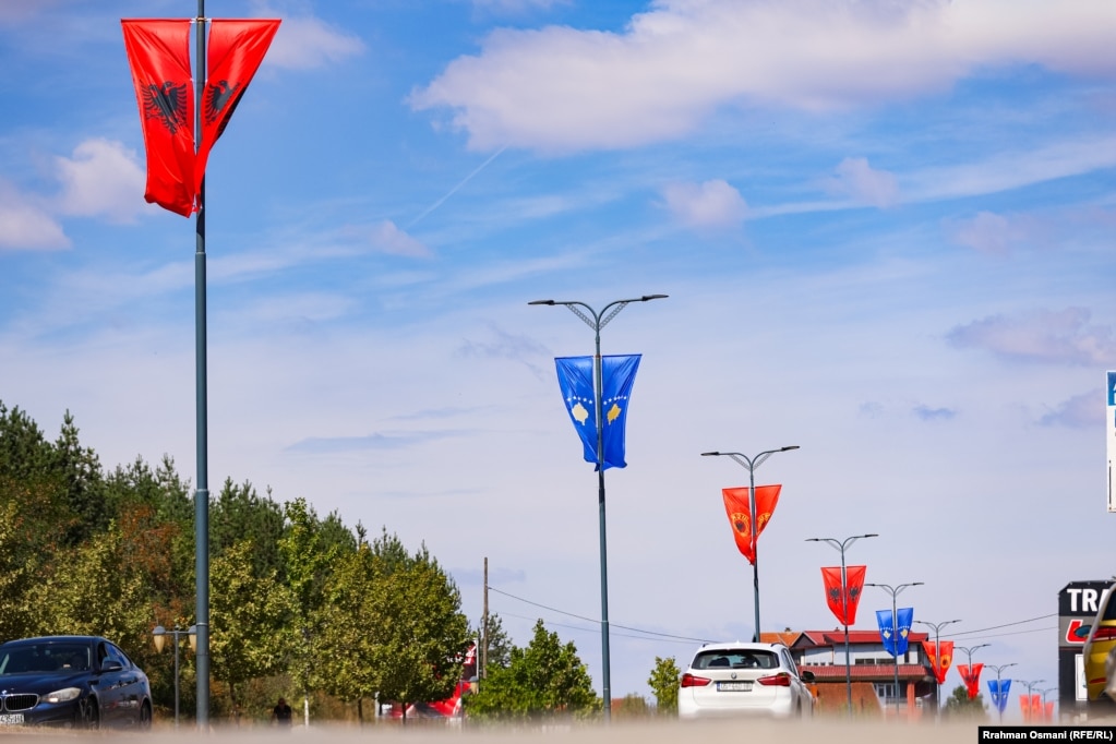 Flamuj kombëtar shqiptar dhe flamuj të Kosovës të vendosur në një rrugë në Ferizaj në pritje të vendimit për katërshen e UÇK-së.